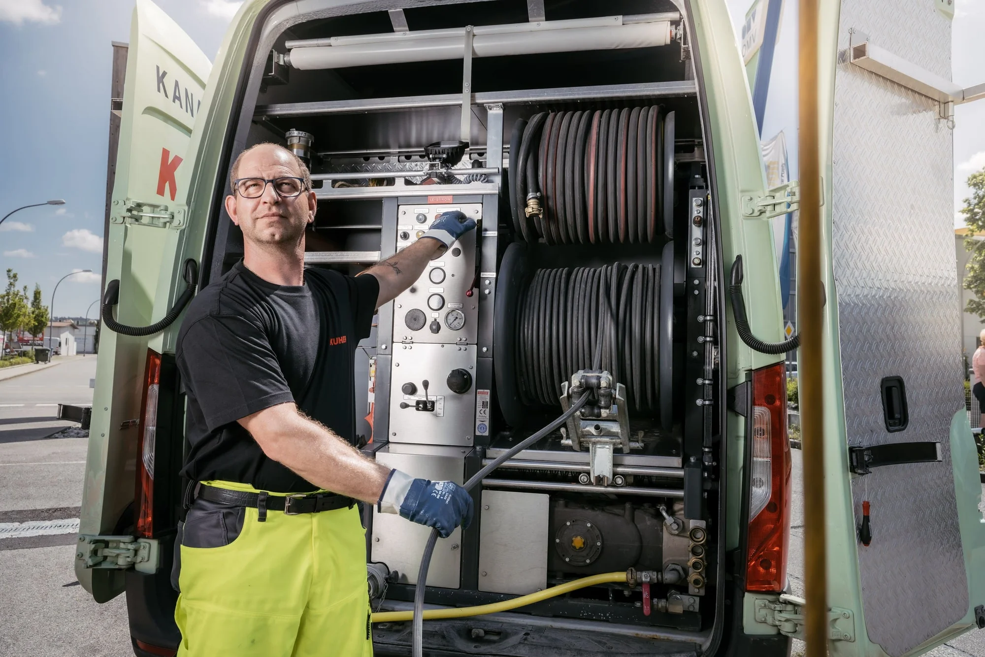 Kanalsanierungstechnik mit Linermaterial und Werkzeugen